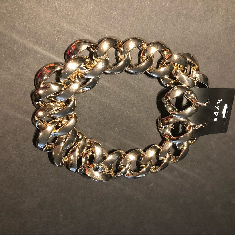 Gold chunky chain necklace shocker and earrings. Super lightweight!
